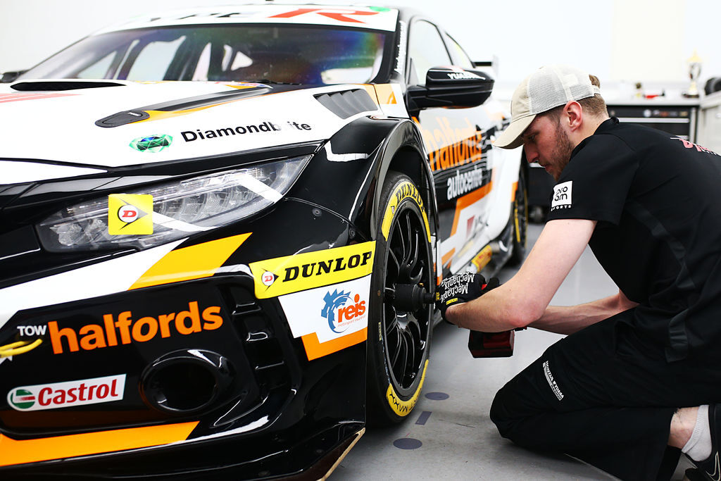 Mechanix Wear Partners with Team Dynamics and Halfords Yuasa Racing for the British Touring Car Championship